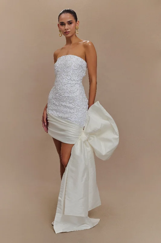 Mini dresses with gathered skirts for a voluminous effect Franka Strapless Bow Mini Dress - White Mini dresses with gathered skirts for a voluminous effect Franka Strapless Bow Mini Dress - White