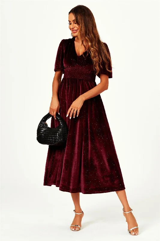 Maxi - inspired midi dresses with flowing fabrics for a beachy vibe Weinrotes Midikleid aus Samt mit V-Ausschnitt Maxi - inspired midi dresses with flowing fabrics for a beachy vibe Weinrotes Midikleid aus Samt mit V-Ausschnitt
