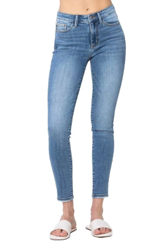 Acid - wash women jeans with a retro finishSally Skinny Jeans In Vintage Wash