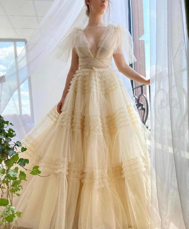 Midi dresses with side slits for a sexy and elegant appearanceCreamy Aria Gown