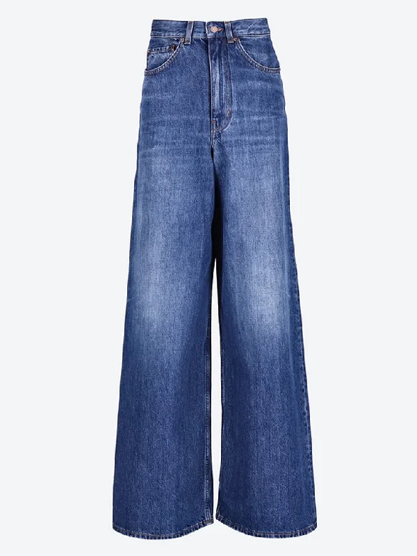 Stretchable Women Shorts for Maximum MobilityOrganic cotton jeans